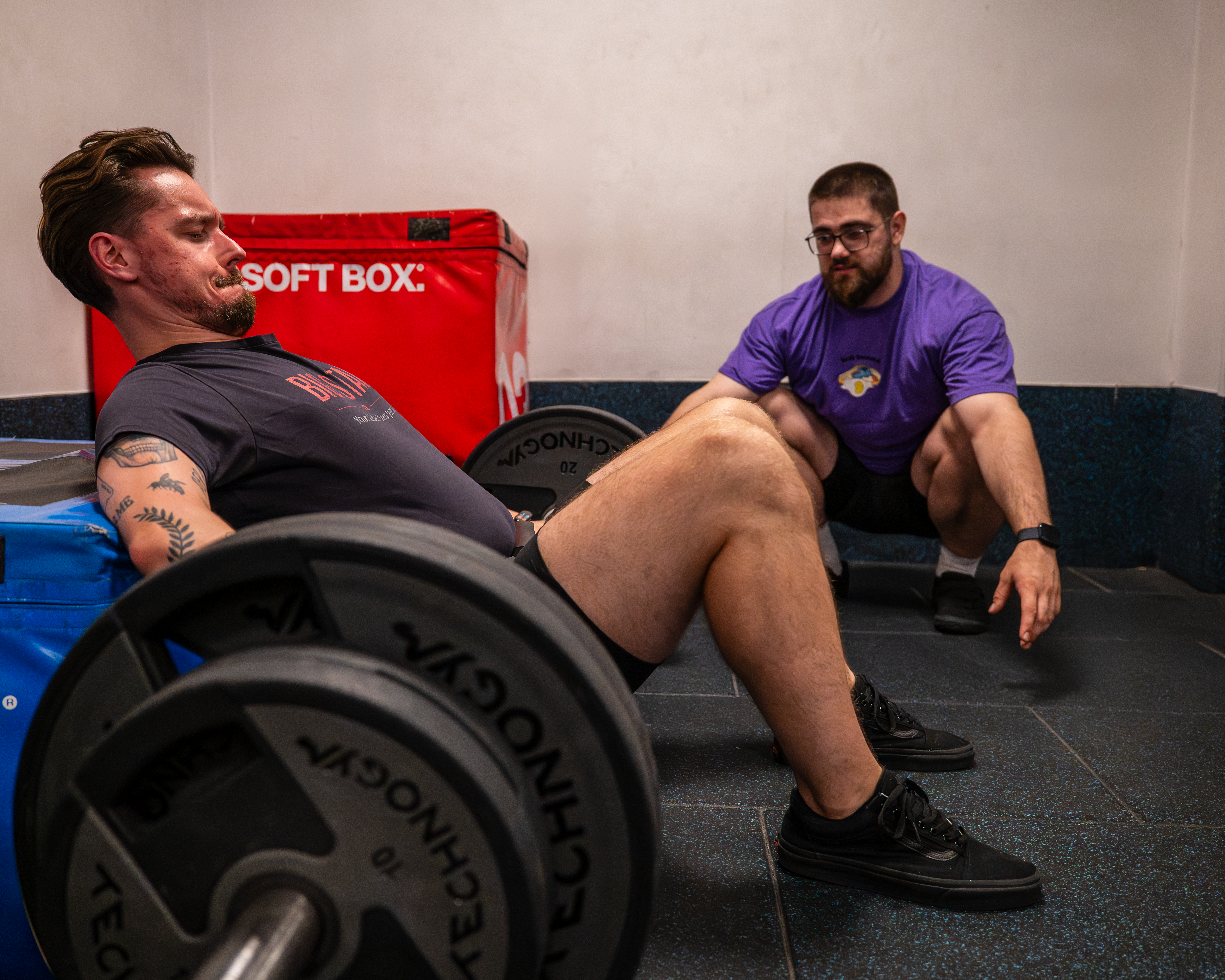 Praca nad siłą pośladków i stabilizacją biodra podczas ćwiczenia Hip Thrust